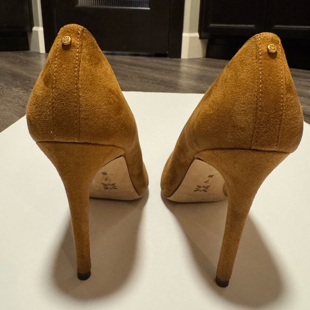 BCBG Generation suede tan pump
Size 7 - Picture 2 of 4